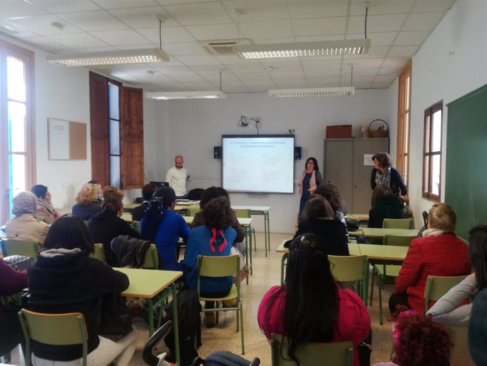 PalmaActiva ofrece orientación laboral y formación a mujeres inmigradas del CEPA