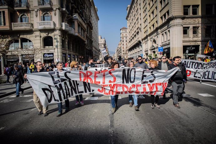 Manifestación estudiantil en Barcelona con motivo de la huelga general en Catalu