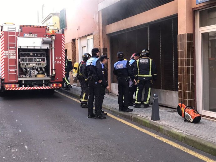 Sucesos.- Desalojan 114 viviendas tras un incendio en el garaje de un edificio e