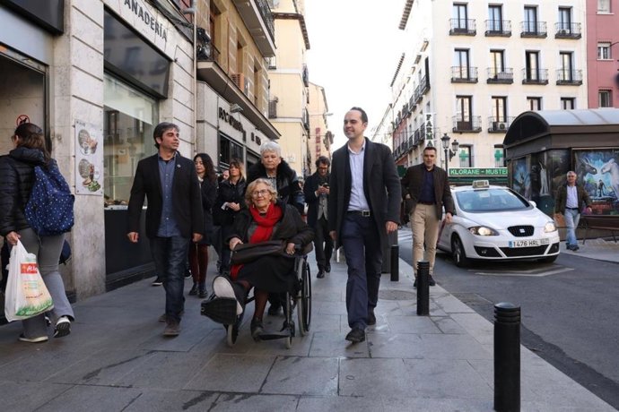 Carmena está dispuesta a sentarse con los bomberos pero cree que no debe quitarl