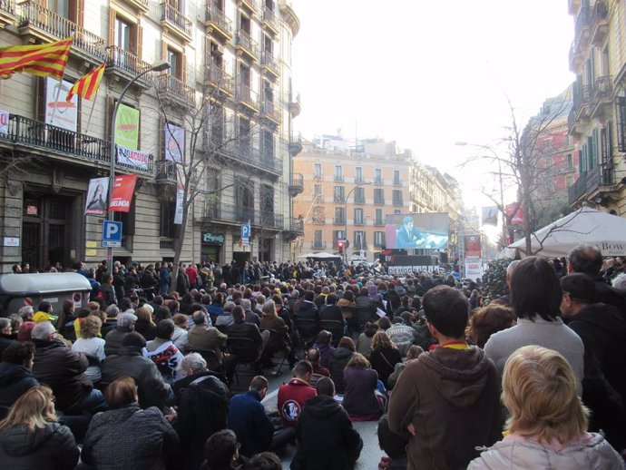 Medio millar de personas siguen en la calle la declaración de Snchez en el TS
