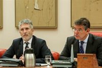 Marlaska achaca al PP la compra de armas para los Mossos y defiende ceder las prisiones a Euskadi