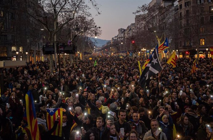 Miles de personas se manifiestan en Barcelona por los derechos y contra el juici
