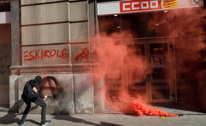 Manifestantes atacan con huevos y pintura la sede de CC.OO. En Barcelona durante