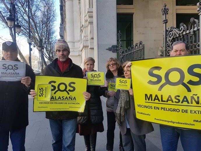 Vecinos integrantes de SOS Malasaña se reúnen con la alcaldesa de Madrid, Manuel
