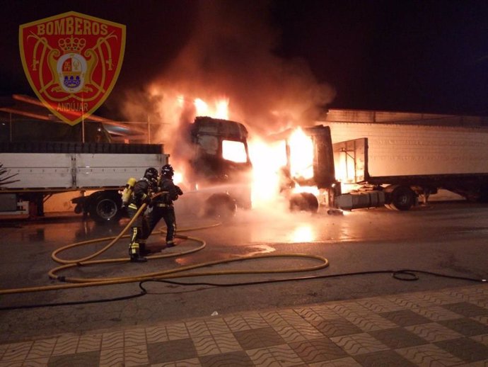 Jaén.- Sucesos.- El incendio de dos camiones en Andújar alcanza a parte de las i