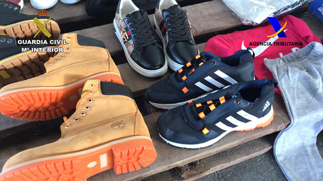 Algunos de los productos falsificados localizados en Elche.