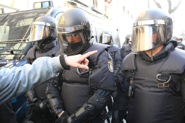 Activistas de la plataforma 'Stop Desahucios' se manifiestan en la calle Argumos