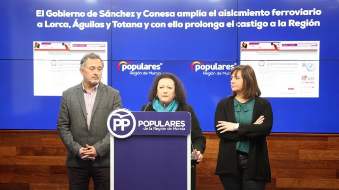 Yolanda Muñoz junto a los portavoces del PP en Lorca y Águilas, Ángel Meca e Isa