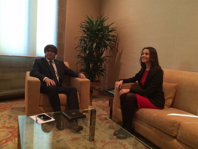Imagen de archivo de una reunión entre Carles Puigdemont e Inés Arrimadas (Cs).