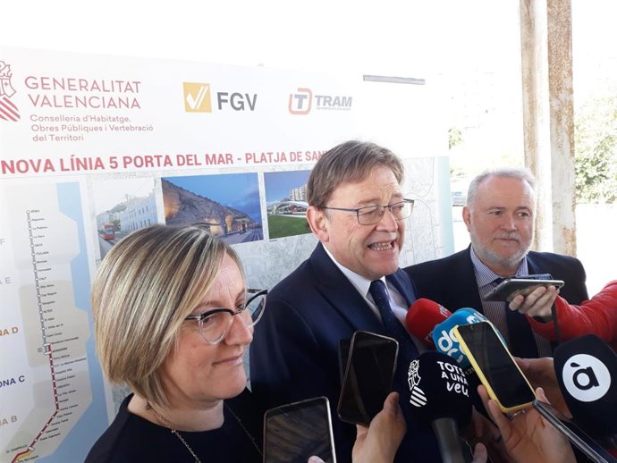 Ximo Puig, en el centro, junto a la consellera Maria José Salvador.