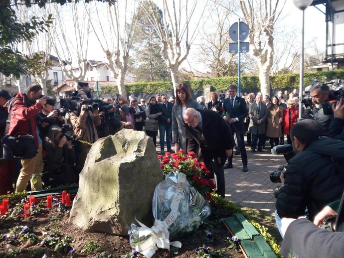 Familiares, partidos e instituciones recuerdan a Buesa y Díaz, asesinados por ET