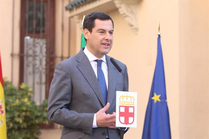 El presidente de la Junta, Juanma Moreno, se reúne con el alcalde de Almería, Ra