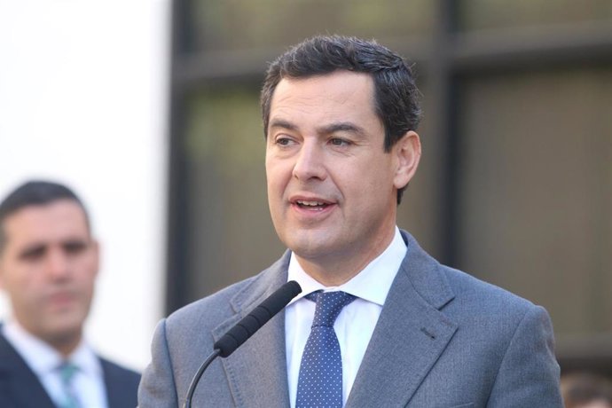 El presidente de la Junta, Juanma Moreno, se reúne con el alcalde de Almería, Ra