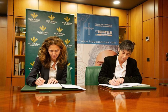 Firma del convenio de colaboración entre Caja Rural y la Asociación HIDES.