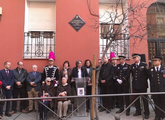 Chamberí luce una nueva placa en memoria al policía municipal Carlos Hernández D