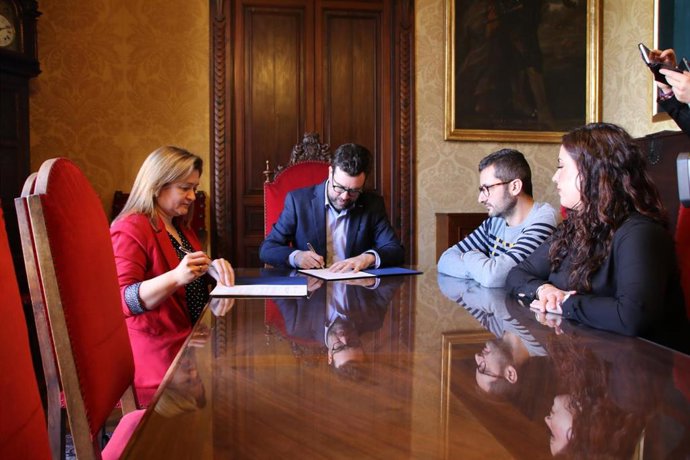 Regidor de Movilidad, Jose Hila, y consellera insular de Territorio, Mercedes Ga