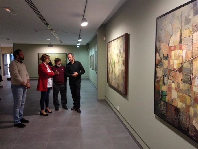 Marisa Ruz, junto a Paco Ariza, visita la muestra