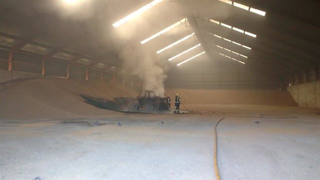 Declarado un incendio en una nave de maderas y plásticos de la empresa Albatros 