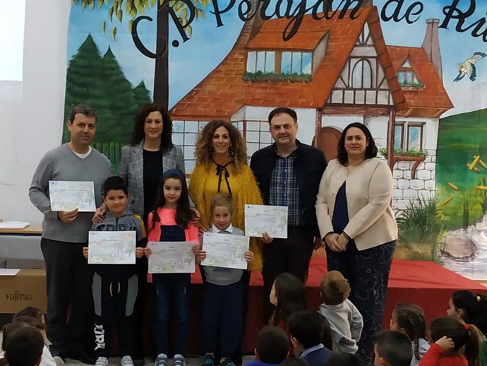 Entrega los premios del concurso 'Mi familia igualitaria' a escolares