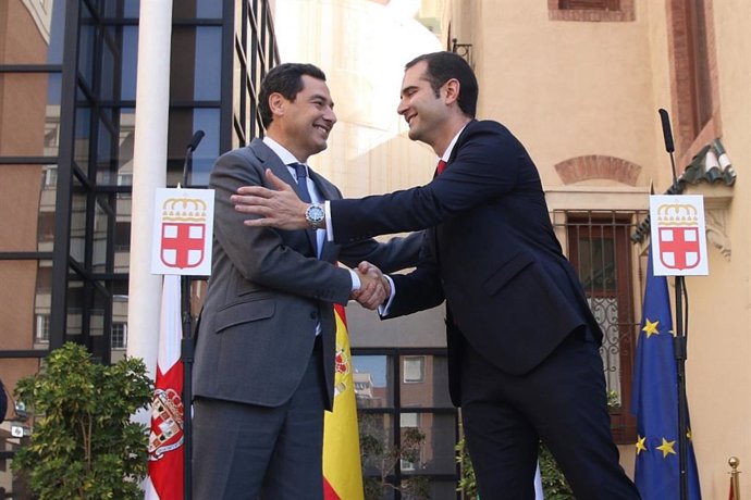 El presidente de la Junta, Juanma Moreno, se reúne con el alcalde de Almería, Ra