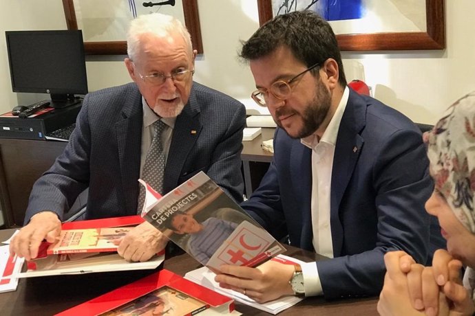 El vpte.Pere Aragons a la visita la sede de Cruz Roja en Barcelona.