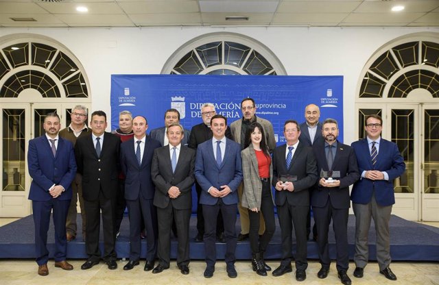 El presidente de la Diputación junto a los miembros de la Asociación Focoal.