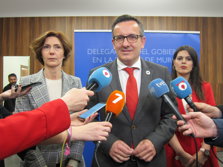 El delegado junto a la consejera y la secretaria d