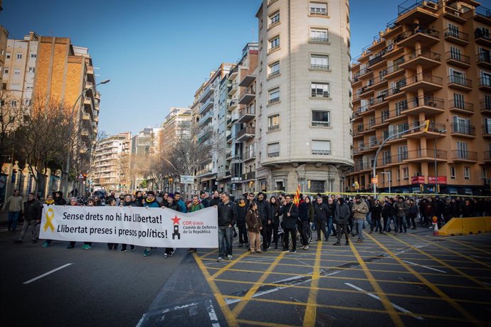 Grups de manifestants tallen la via Augusta a Barcelona durant la vaga general