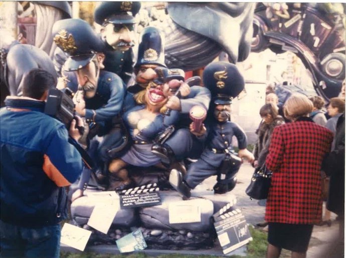 '#Sebuscaninot' Repasa La Imagen De La Policía En Las Fallas Desde El Franquismo