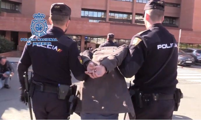 Detingut un home de 26 anys per esquarterar presumptament a la seva mare a Madri
