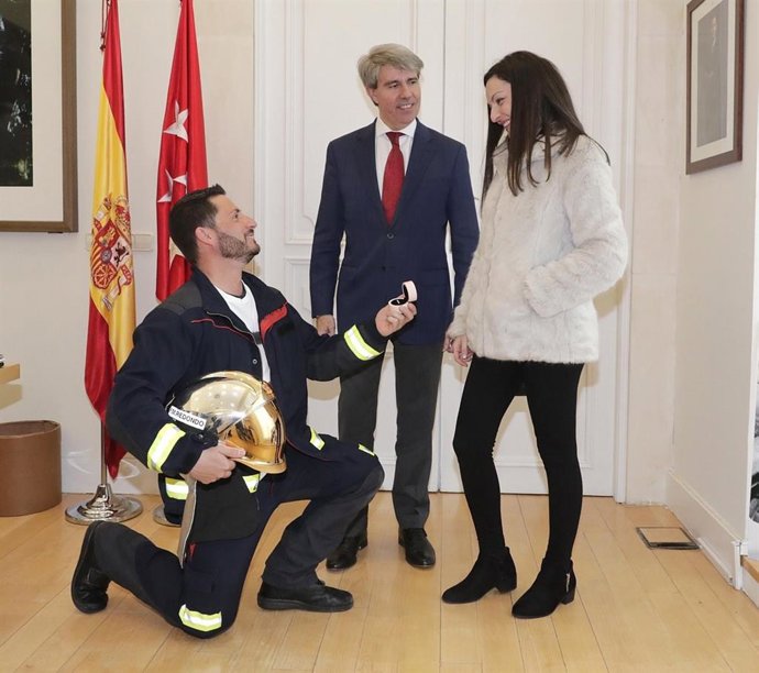 Uno de los 113 nuevos bomberos de la Comunidad pide matrimonio a su pareja en el