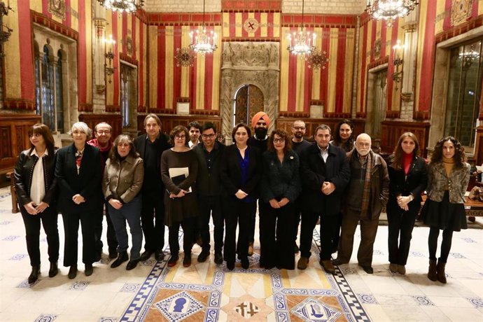 Ada Colau con grupos municipales y entidades que apoyan la declaración por los v