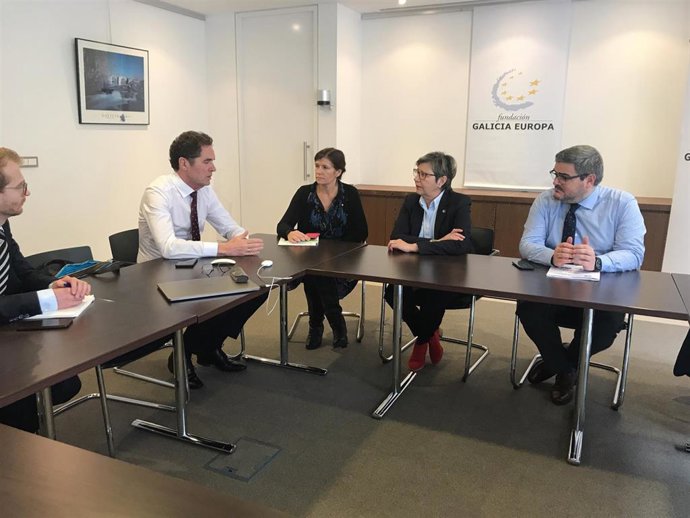 La conselleira do Mar, Rosa Quintana, mantiene un encuentro con el presidente de