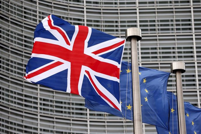 La bandera británica ondea junto a la de la UE en Bruselas