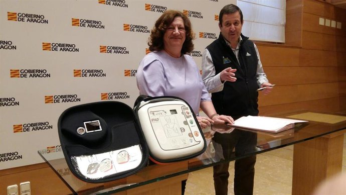 Protección Civil entrega a la FAM seis desfibriladores para otros tantos refugio