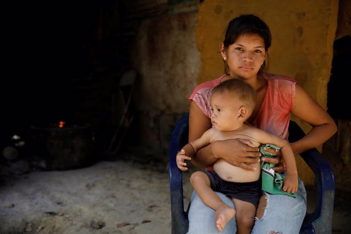 Una mujer con su hijo en San Francisco de Yare, en Venezuela