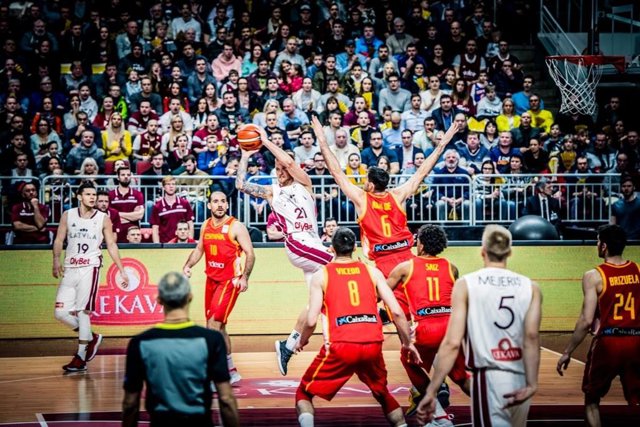 El jugador letón Aigars Skele, en un partido ante la selección española de balon
