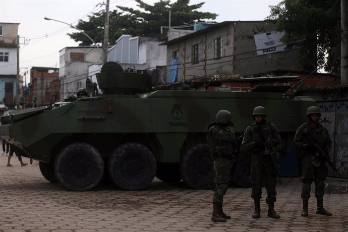 Militares brasileño patrullan la favela Kelson, en Río de Janeiro