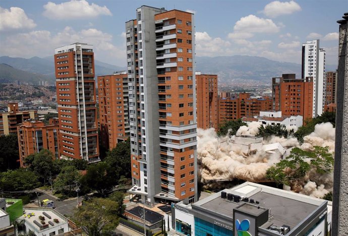 Colombia demuele el edificio 'Mónaco', en el que vivió Pablo Escobar en Medellín