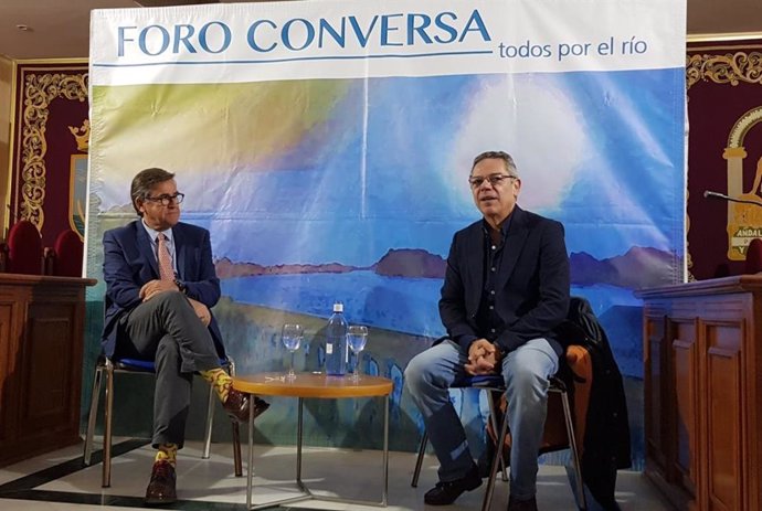 El catedrático Juan Torres asiste al XIII Foro Conversa de Coria