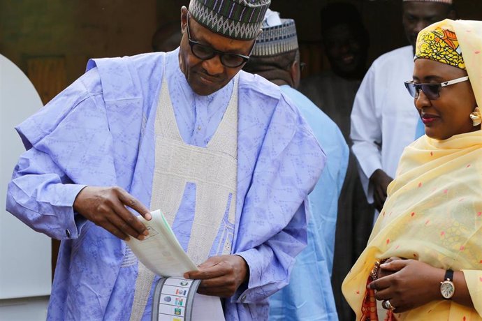 Muhammadu Buhari vota en las elecciones de Nigeria 2019