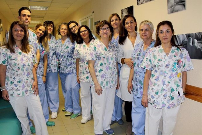 Los profesionales de Enfermería Materno-Infantil de Toledo estrenan uniformes es