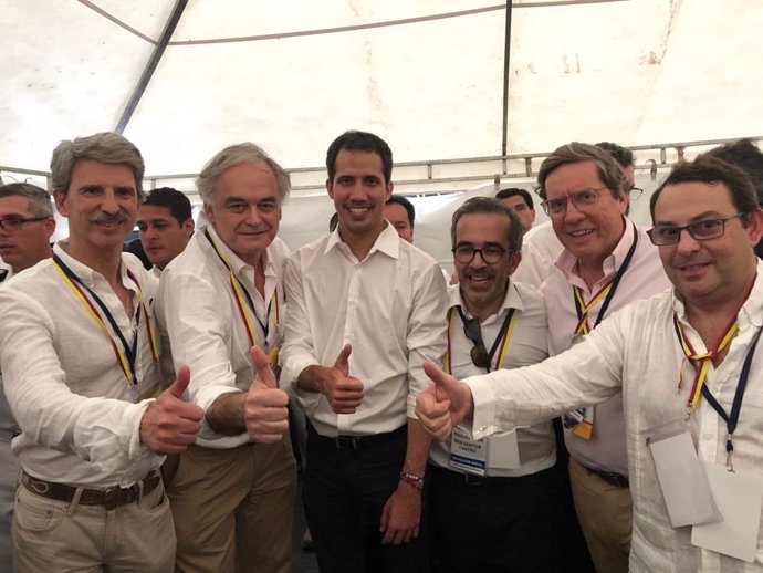 Encuentro de una delegación del PP con Guaidó