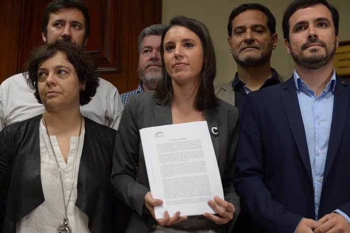 Irene Montero, entre Gloria Elizo y Alberto Garzón