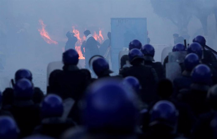 Disturbios durante una manifestación contra Abdelaziz Buteliflika