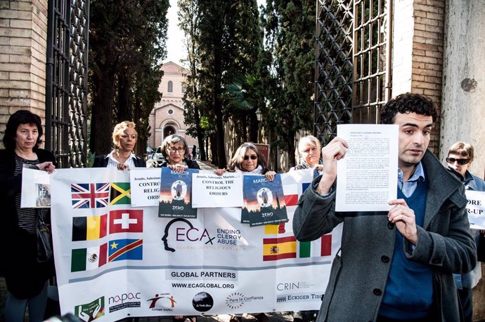 Víctimes de l'abús sexual per part de l'Església protesten a Roma