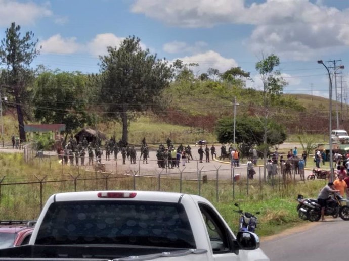 Aumentan a dos los muertos en un enfrentamiento entre militares venezolanos e in