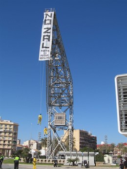Valencia.- Un colectivo ecologista cuelga una pancarta contra la ZAL en una grúa