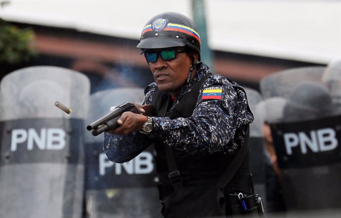 La Policía Nacional Bolivariana (PNB) de Venezuela reprime una protesta opositor